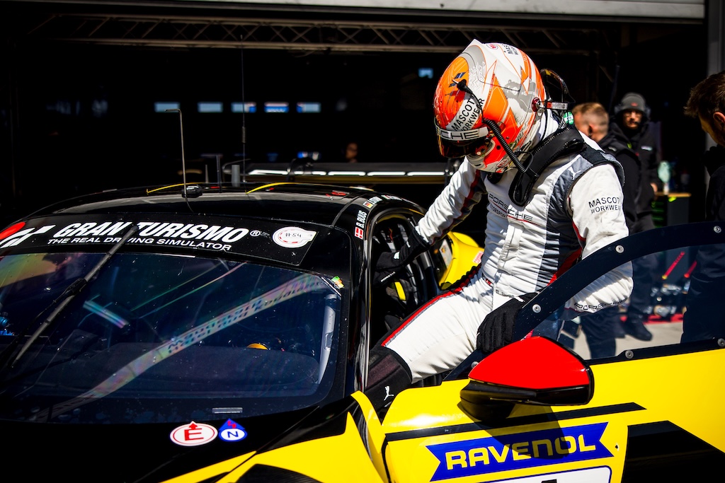 Bastian Buus i kamp mod Max Verstappen på Nürburgring. 
(Foto: Dinamic GT)